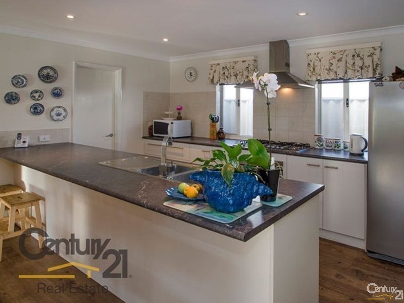 8 Oxley Pass, Dalyellup WA 6230