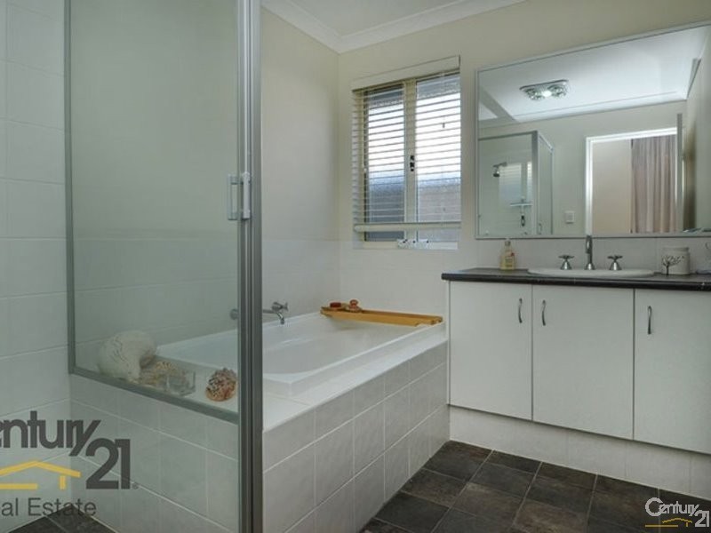 8 Oxley Pass, Dalyellup WA 6230
