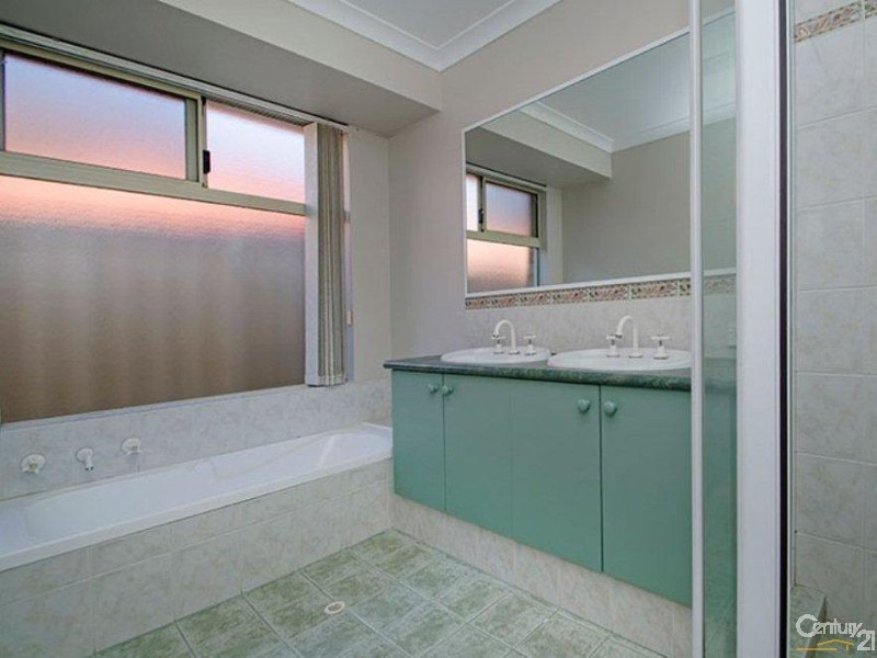 42 Somerville Drive, College Grove WA 6230