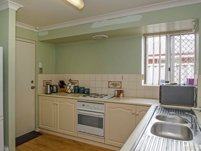 2 Somerville Drive, College Grove WA 6230