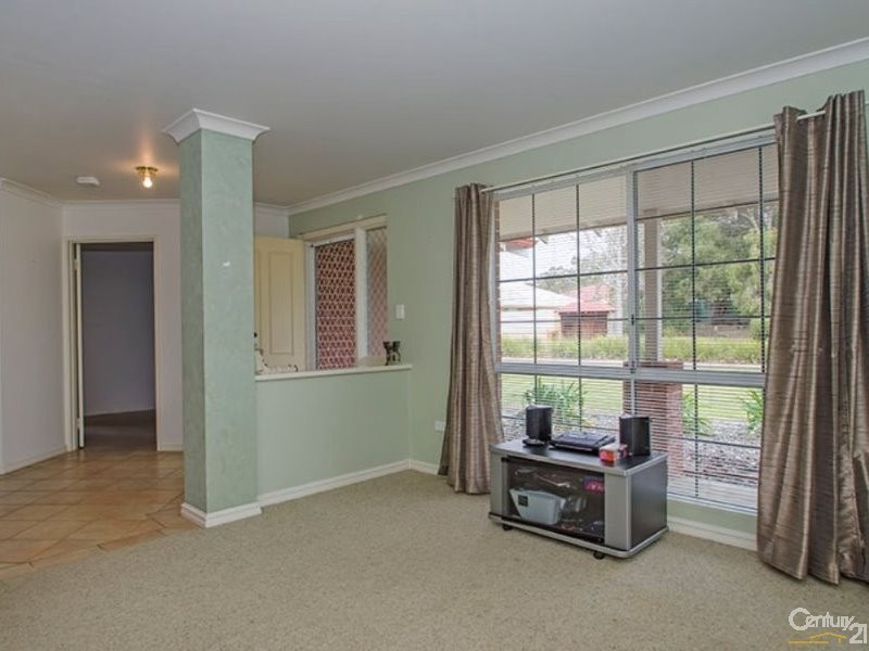 2 Somerville Drive, College Grove WA 6230