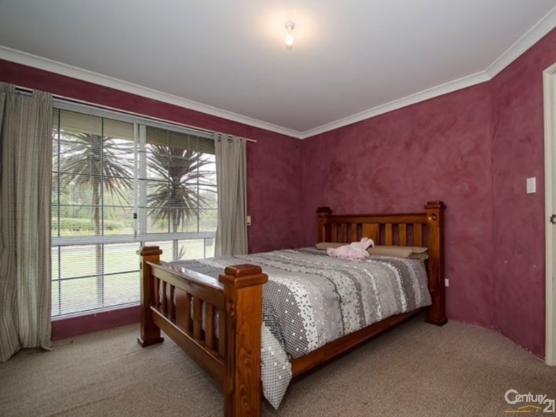 2 Somerville Drive, College Grove WA 6230