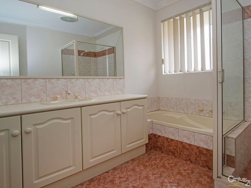 2 Somerville Drive, College Grove WA 6230