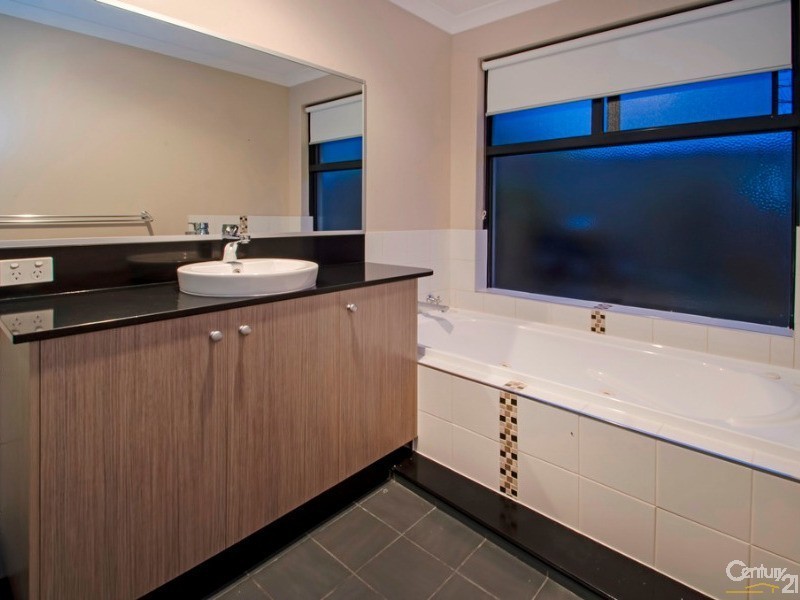 5 Holroyd Gardens, Millbridge WA 6232