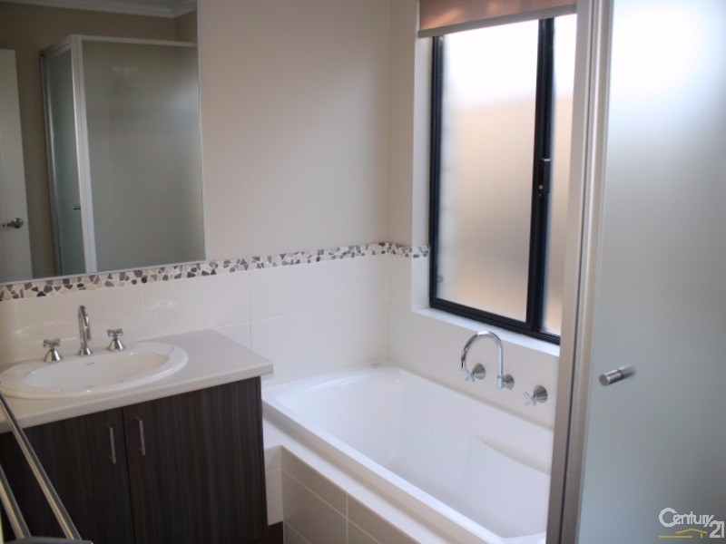 11 Henderson Cres, Australind WA 6233