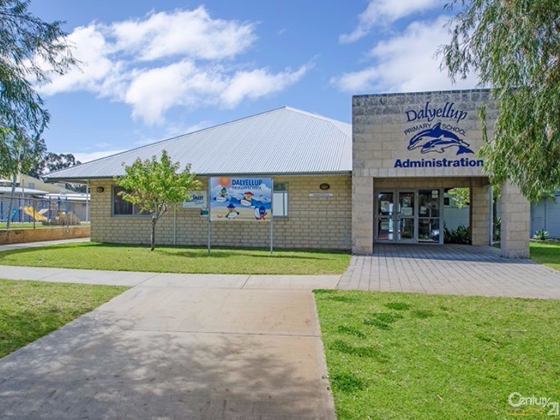 33 Lawson Road, Dalyellup WA 6230
