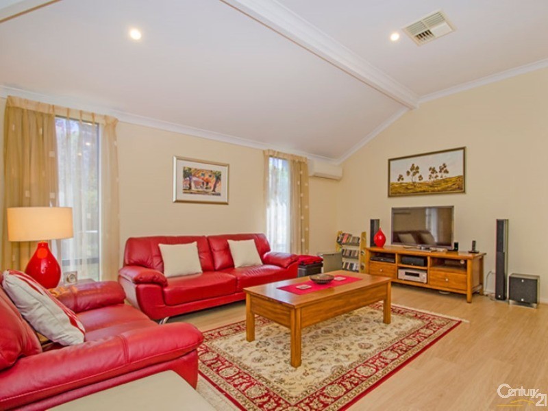 6 Clare Row, College Grove WA 6230