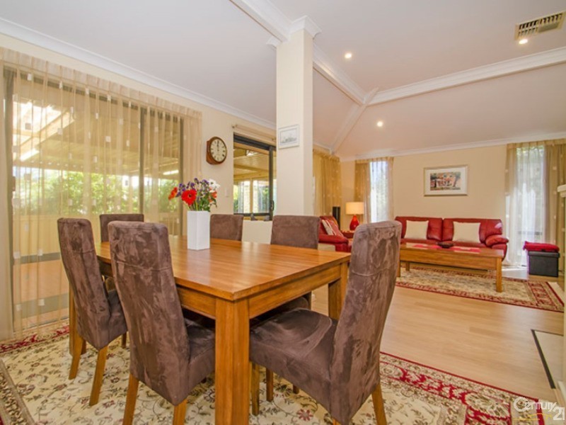 6 Clare Row, College Grove WA 6230