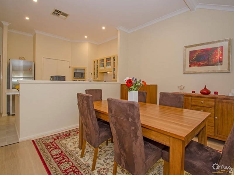 6 Clare Row, College Grove WA 6230