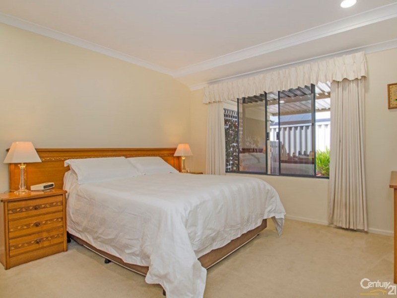 6 Clare Row, College Grove WA 6230