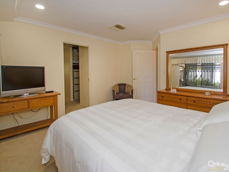 6 Clare Row, College Grove WA 6230