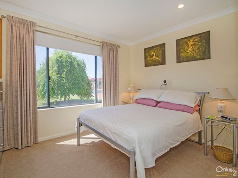 6 Clare Row, College Grove WA 6230