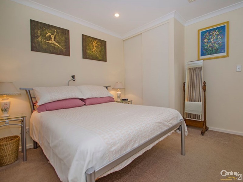 6 Clare Row, College Grove WA 6230