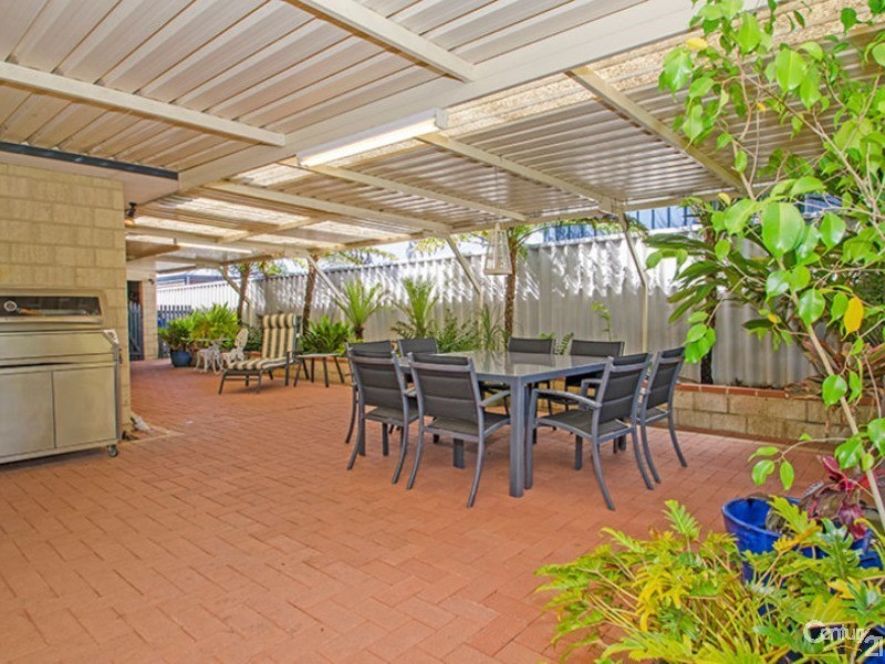 6 Clare Row, College Grove WA 6230