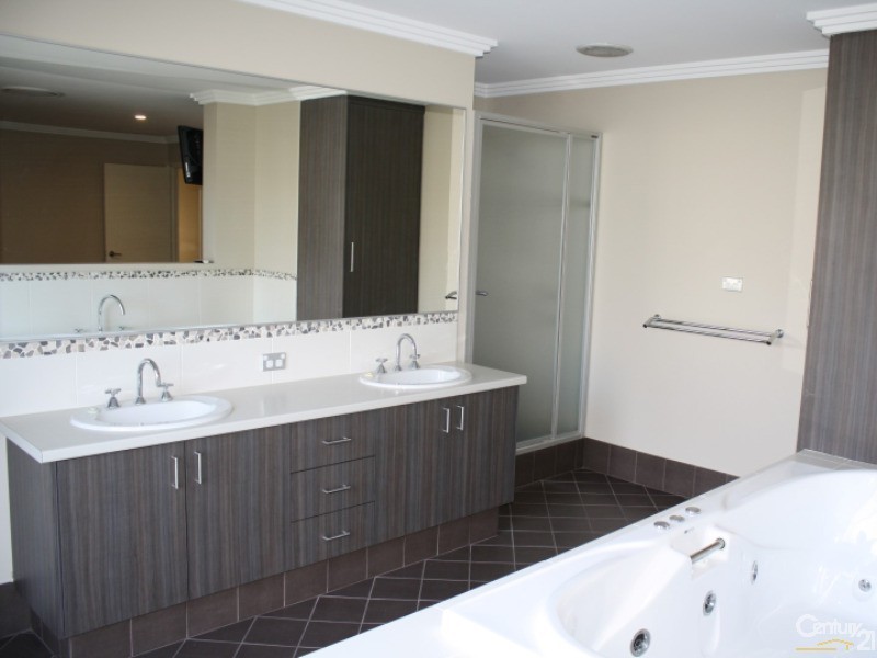 11 Henderson Crescent, Australind WA 6233