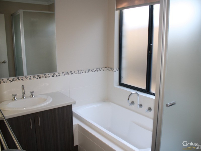 11 Henderson Crescent, Australind WA 6233