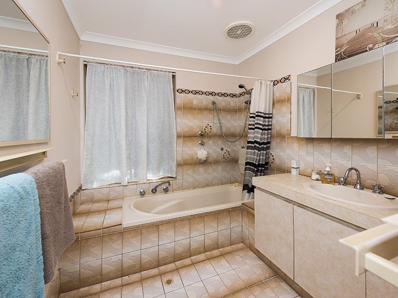12 Lofthouse Drive, Leschenault WA 6233