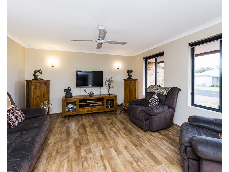 16 Nepean Turn, Millbridge WA 6232