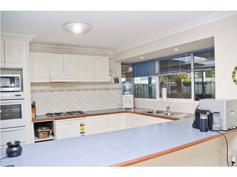 21 Pembroke Street, College Grove WA 6230