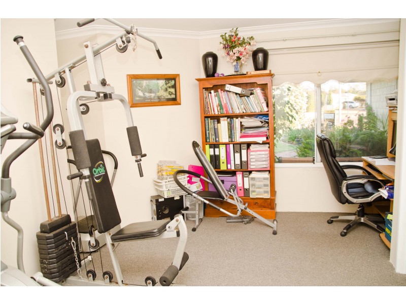 21 Pembroke Street, College Grove WA 6230