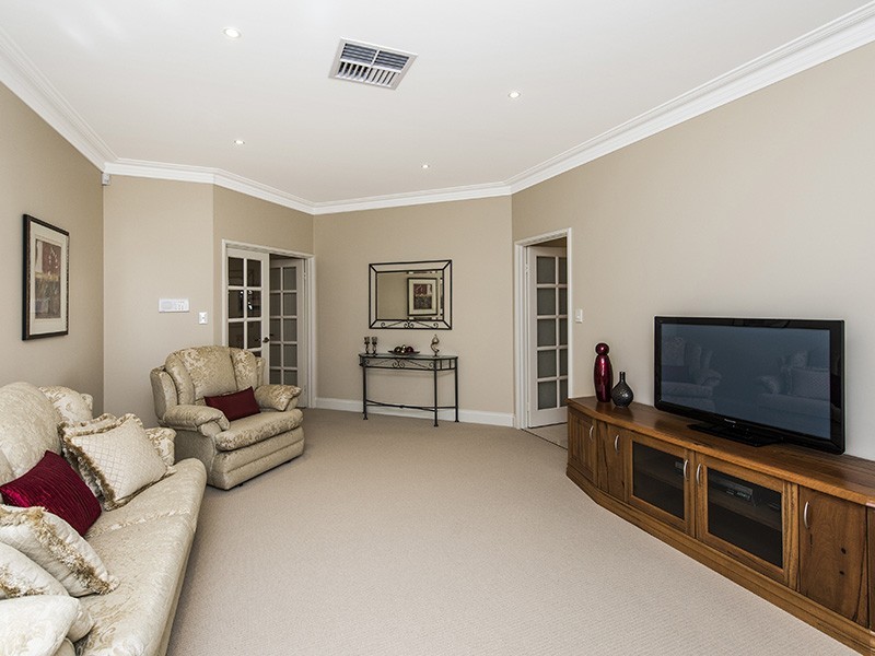 14 Gleneagles Way, Pelican Point WA 6230