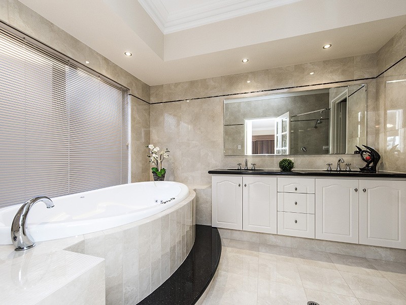 14 Gleneagles Way, Pelican Point WA 6230