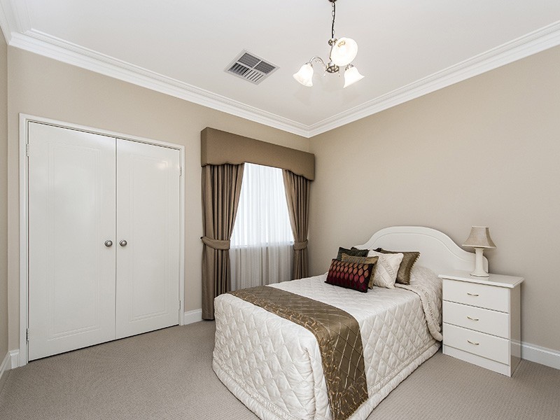 14 Gleneagles Way, Pelican Point WA 6230