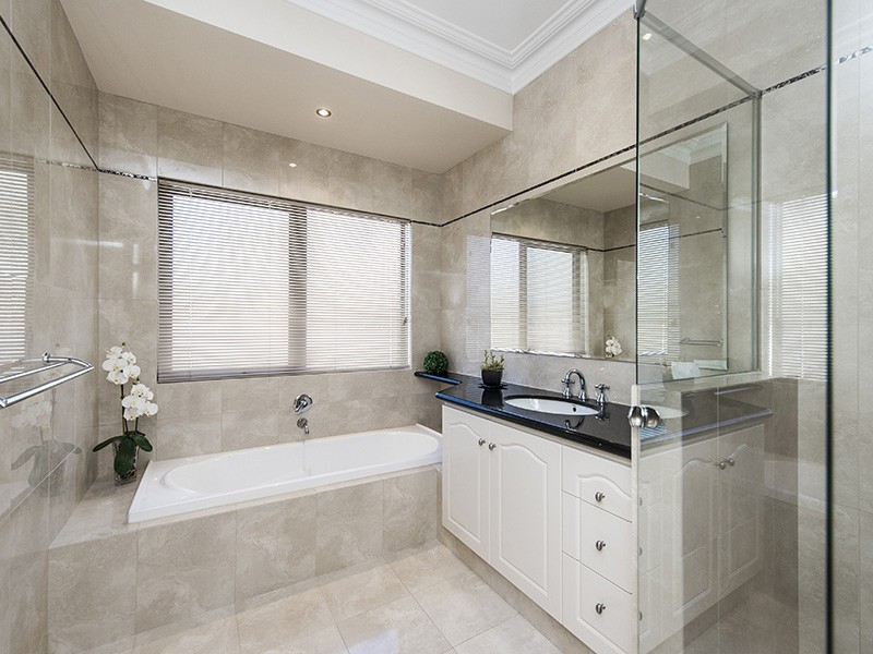 14 Gleneagles Way, Pelican Point WA 6230
