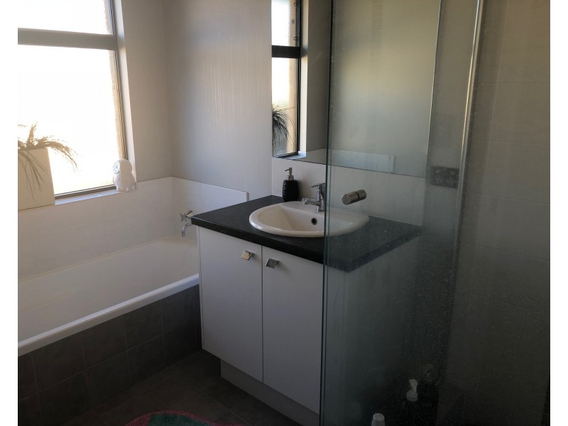 2 Hawkesbury Way, Australind WA 6233