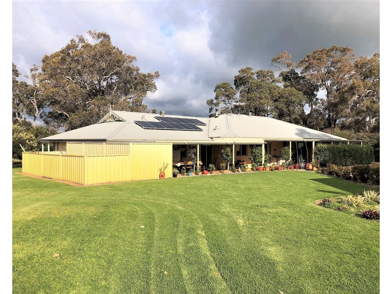 14 Craigie Drive, Roelands WA 6226