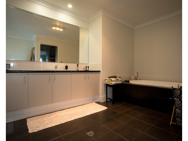 22 Gleneagles Way, Pelican Point WA 6230