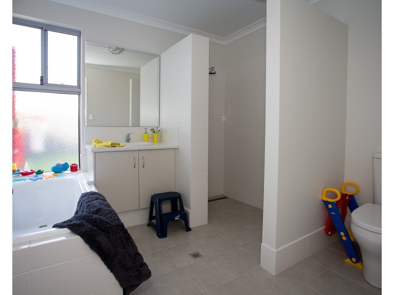 22 Gleneagles Way, Pelican Point WA 6230