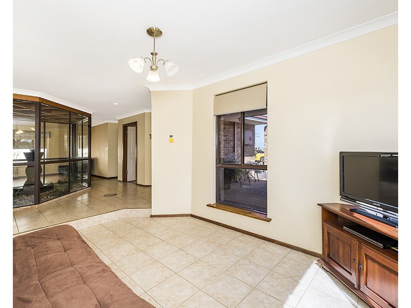 42 Barnes Avenue, Australind WA 6233