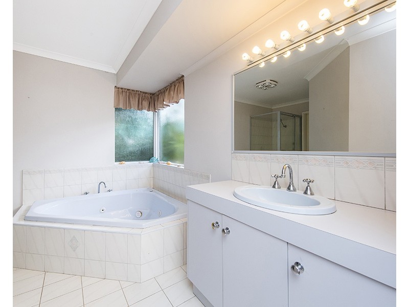 13 Claret Grove, Eaton WA 6232
