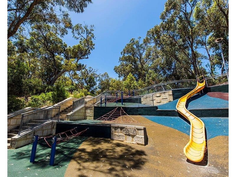 6 Crail Lane, Meadow Springs WA 6210