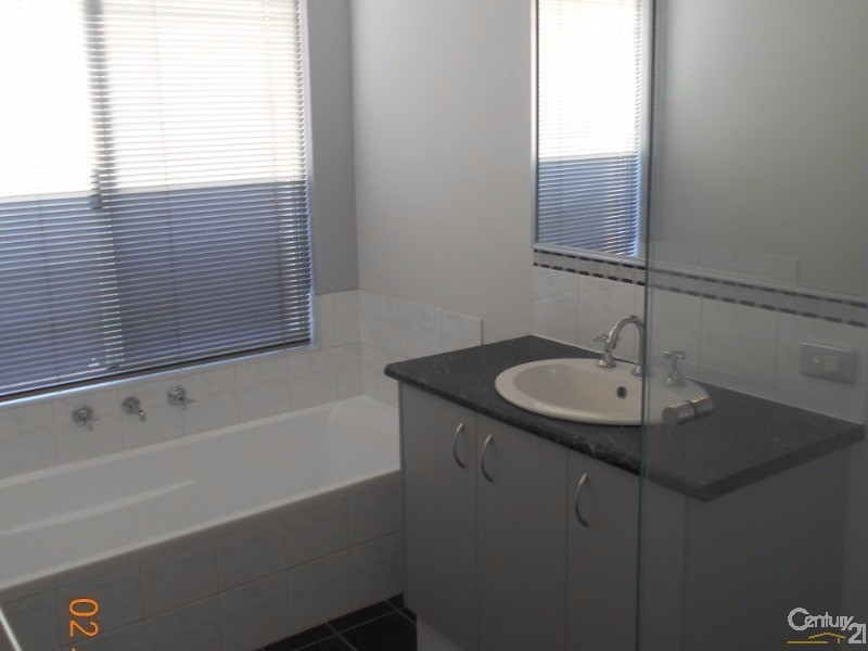 11 Pirianda Way, Aveley WA 6069