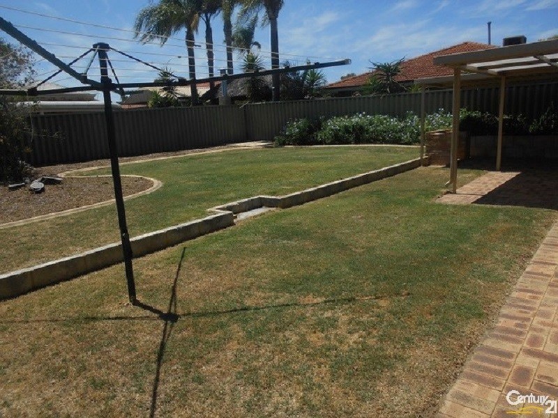 4 Yarra Court, Carramar WA 6031