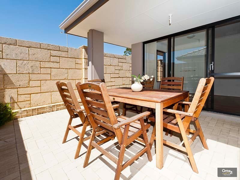 27/15 Crosthwait Cir, Tapping WA 6065