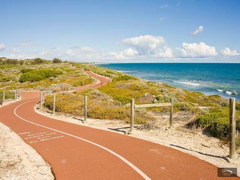 4 St Lucia Road, Iluka WA 6028