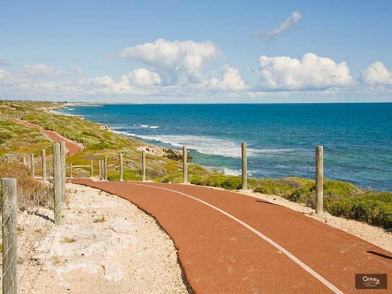 4 St Lucia Road, Iluka WA 6028