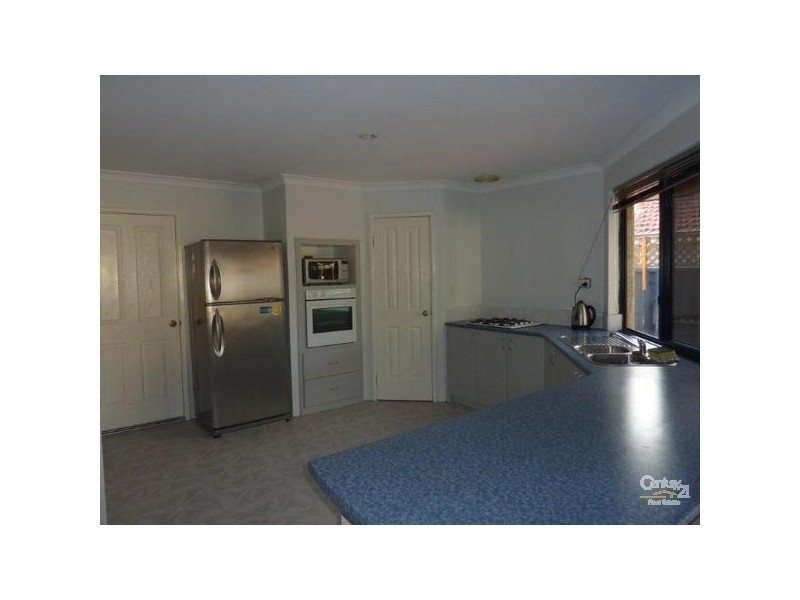 28 Strathalbyn Loop, Carramar WA 6031