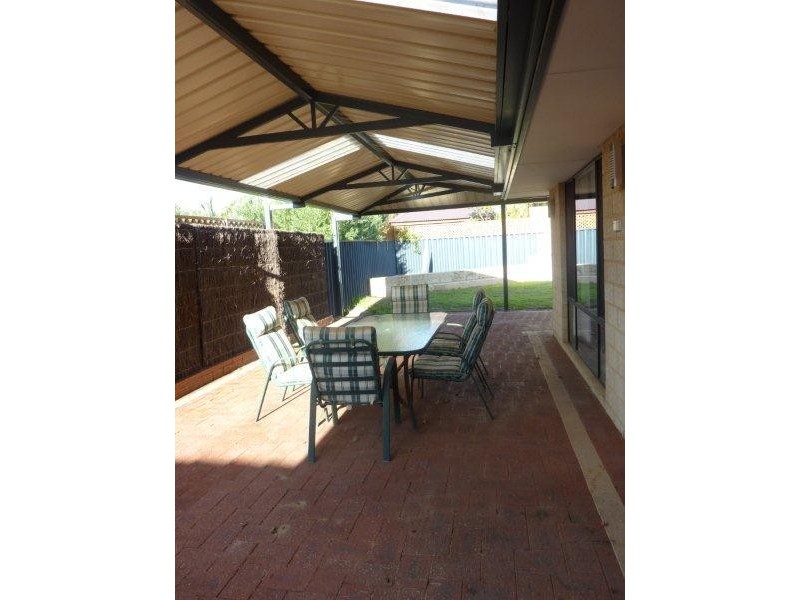 28 Strathalbyn Loop, Carramar WA 6031