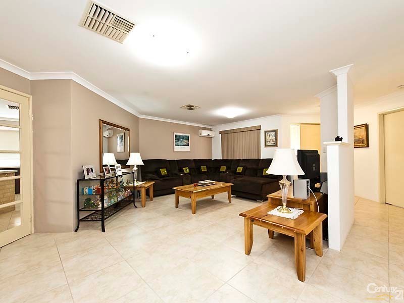 25 Allanbi Circle, Carramar WA 6031