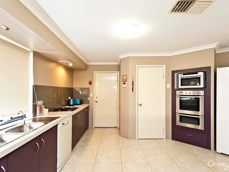 25 Allanbi Circle, Carramar WA 6031