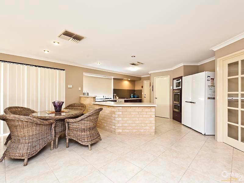 25 Allanbi Circle, Carramar WA 6031