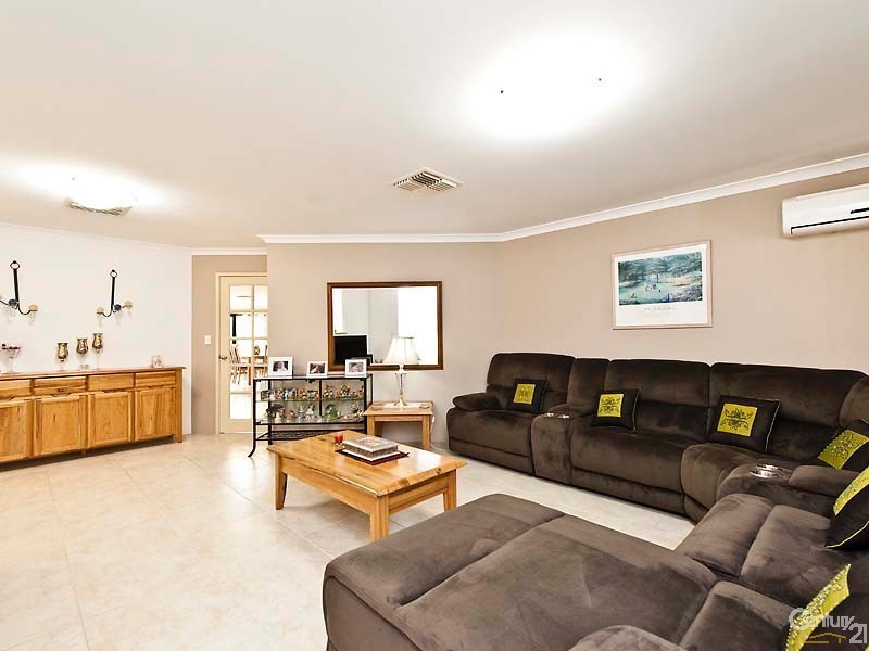 25 Allanbi Circle, Carramar WA 6031