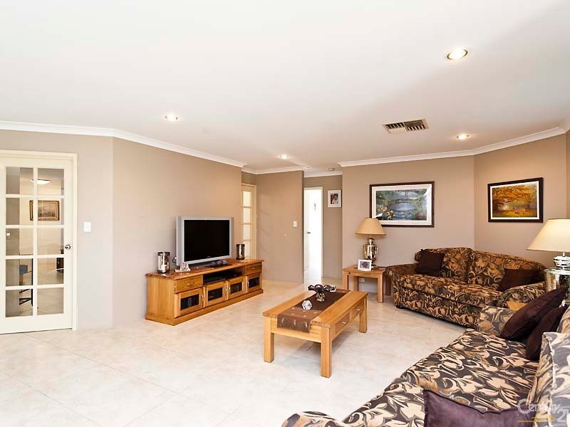 25 Allanbi Circle, Carramar WA 6031