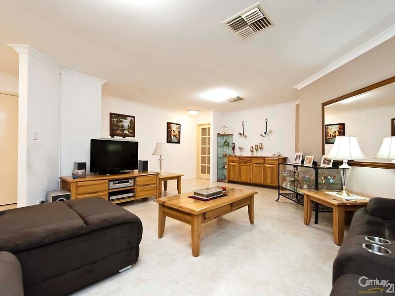 25 Allanbi Circle, Carramar WA 6031