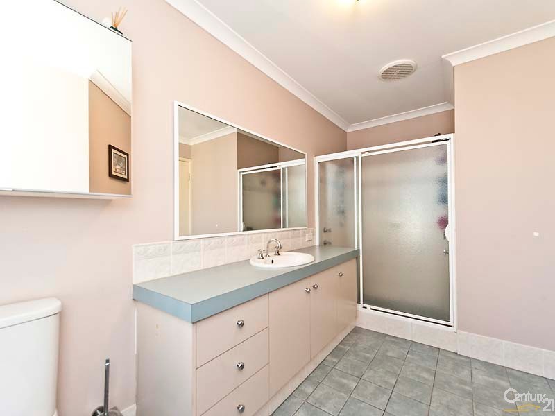 25 Allanbi Circle, Carramar WA 6031