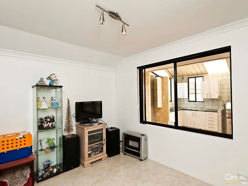 25 Allanbi Circle, Carramar WA 6031